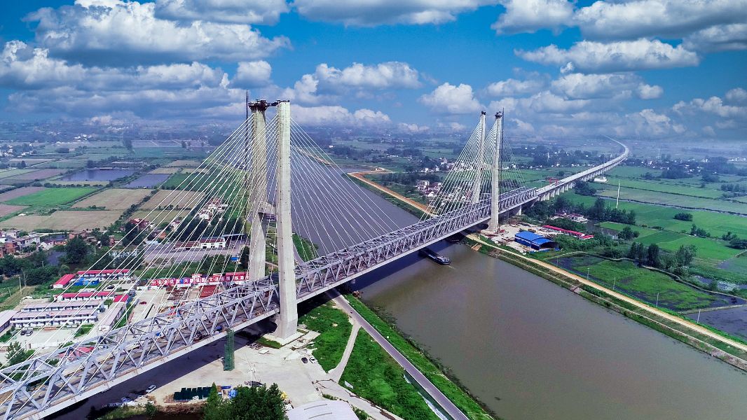 21.商合杭裕溪河特大橋,世界上時(shí)速350公里高速鐵路無砟軌道最大跨度的鋼箱桁梁斜拉橋,主梁結(jié)構(gòu)形式國內(nèi)首例。圖為2019年4月22日,中鐵三局承建商合杭鐵路世界最大跨度無砟軌道高鐵大橋順利合龍。 21.商合杭裕溪河特大橋,世界上時(shí)速350公里高速鐵路無砟軌道最大跨度的鋼箱桁梁斜拉橋,主梁結(jié)構(gòu)形式國內(nèi)首例。圖為2019年4月22日,中鐵三局承建商合杭鐵路世界最大跨度無砟軌道高鐵大橋順利合龍。